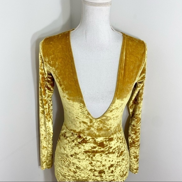 Pretty Little Thing Plunge Neckline Dress NWT 10 Velvet Yellow Gold Long Sleeve - Picture 4 of 6